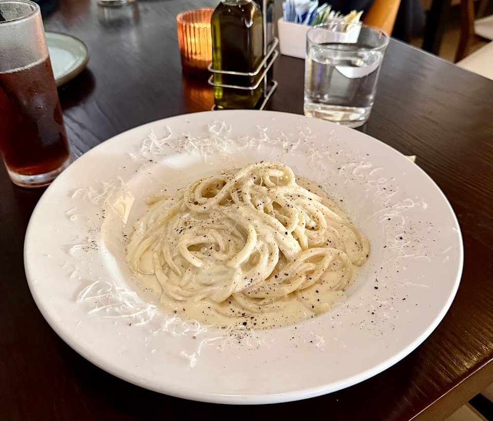 Espaguetis Cacio E Pepe
